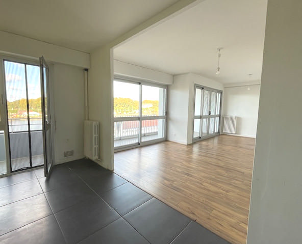 Appartement À Louer T3 de 75 m² avec place de parking et terrasse, vue Adour