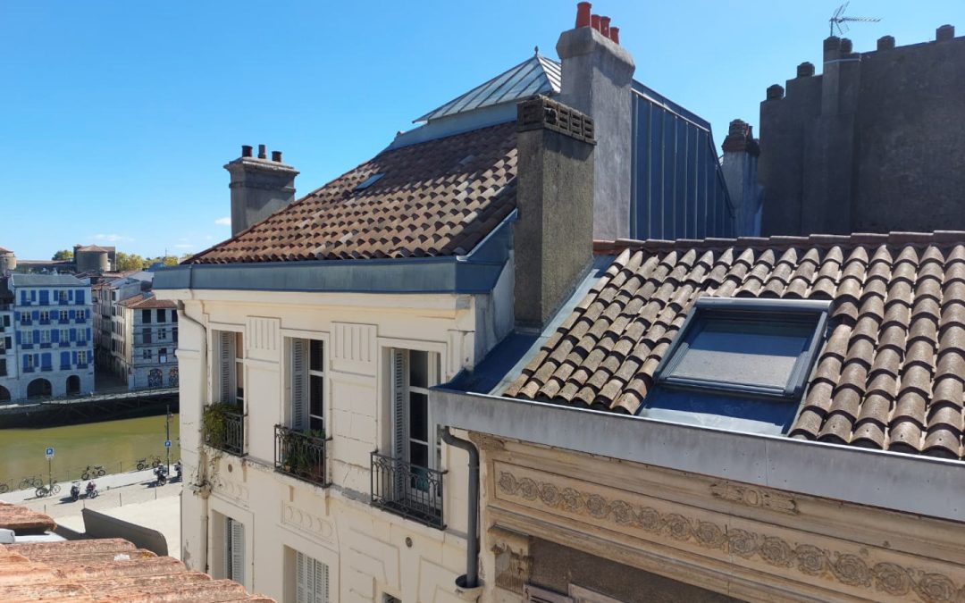 Bayonne Centre Historique, au dernier étage, appartement de type 2 avec vue sur les toits.
