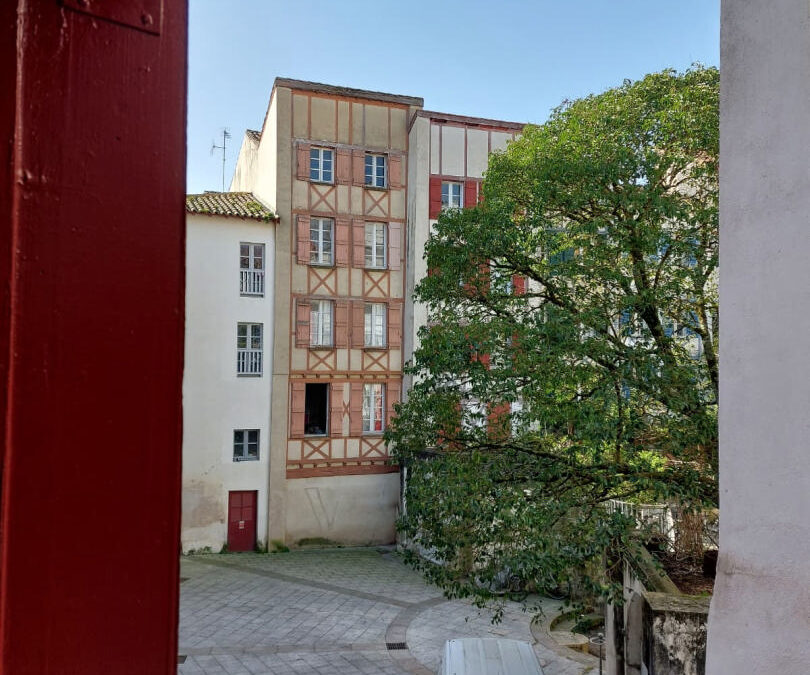 Exclusivité, BAYONNE CATHEDRALE, spacieux T2 lumineux et sans vis à vis